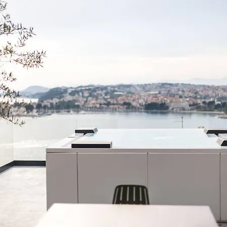 Zen, New Luxury Rooftop Near Split Apartment *